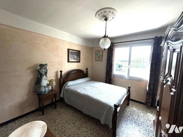 Belle construction traditionnelle sur près de 2 500 m² de terrain avec piscine