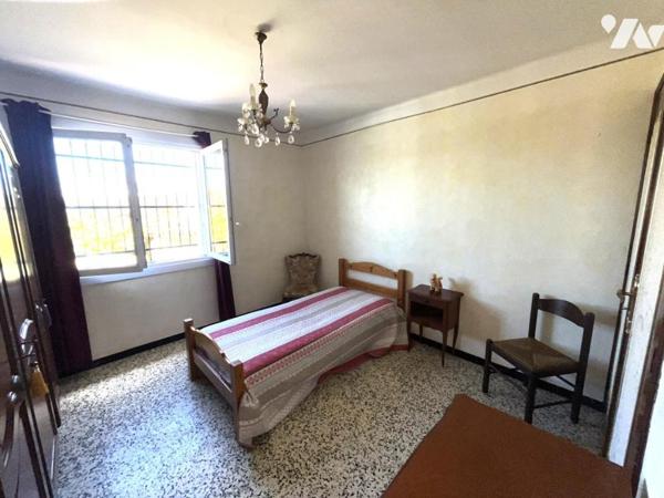 Belle construction traditionnelle sur près de 2 500 m² de terrain avec piscine