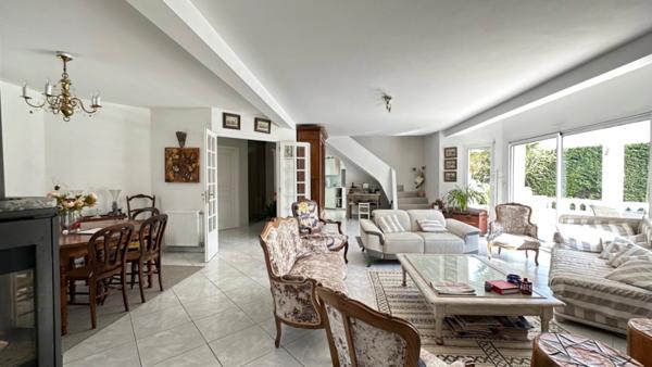 Maison 5 pièces 142 M2 LE HAILLAN sur parcelle 735 M2 avec piscine