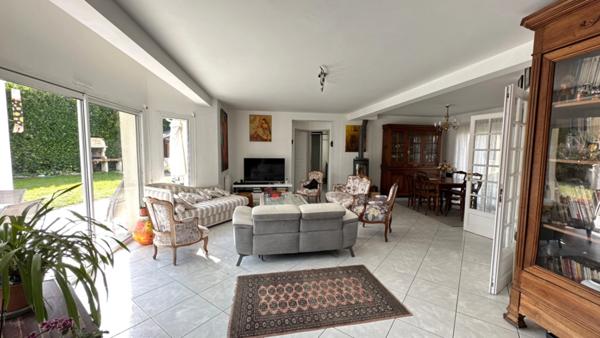 Maison 5 pièces 142 M2 LE HAILLAN sur parcelle 735 M2 avec piscine