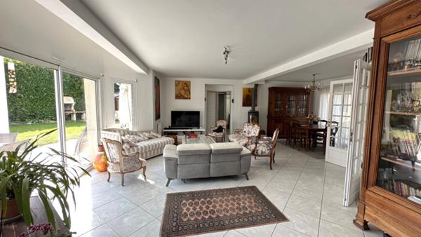 Maison 5 pièces 142 M2 LE HAILLAN sur parcelle 735 M2 avec piscine