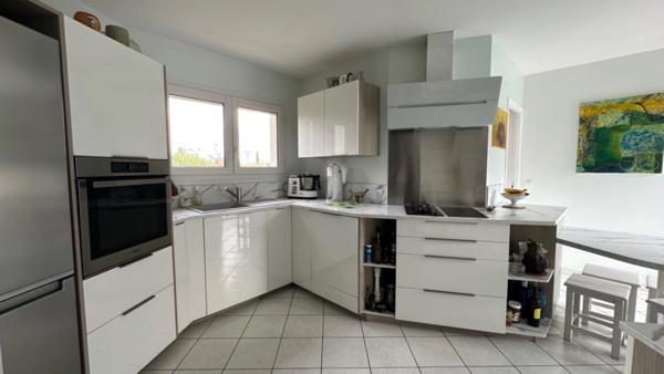 Maison 5 pièces 142 M2 LE HAILLAN sur parcelle 735 M2 avec piscine