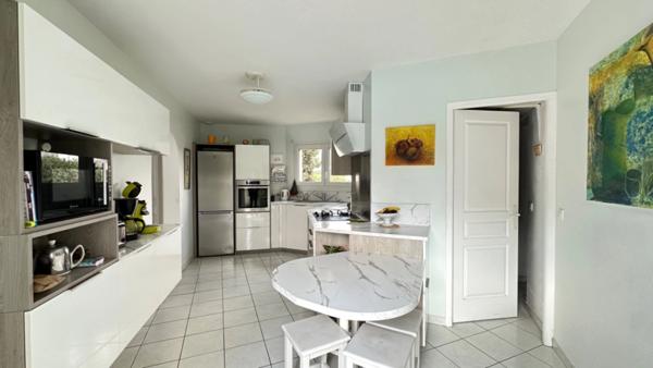 Maison 5 pièces 142 M2 LE HAILLAN sur parcelle 735 M2 avec piscine