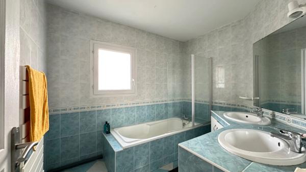 Maison 5 pièces 142 M2 LE HAILLAN sur parcelle 735 M2 avec piscine