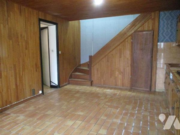 En campagne, maison d'habitation comprenant :
- Au rez-de-chaussée : entrée-cuisine aménagée e...