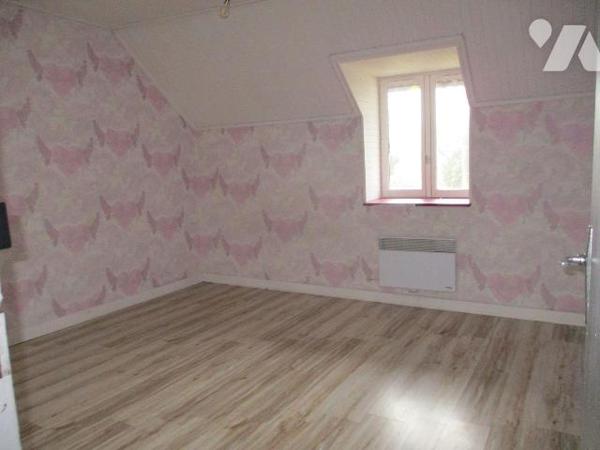 En campagne, maison d'habitation comprenant :
- Au rez-de-chaussée : entrée-cuisine aménagée e...