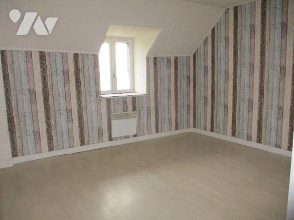 En campagne, maison d'habitation comprenant :
- Au rez-de-chaussée : entrée-cuisine aménagée e...