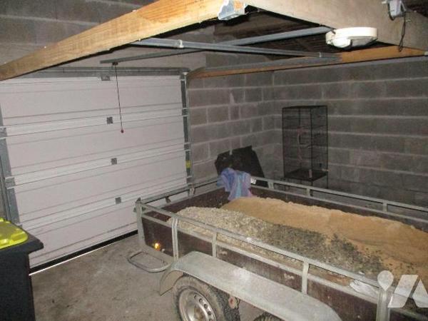 En campagne, maison d'habitation comprenant :
- Au rez-de-chaussée : entrée-cuisine aménagée e...