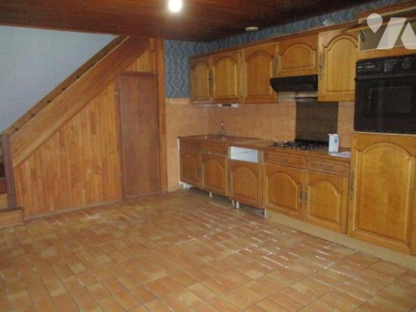 En campagne, maison d'habitation comprenant :
- Au rez-de-chaussée : entrée-cuisine aménagée e...