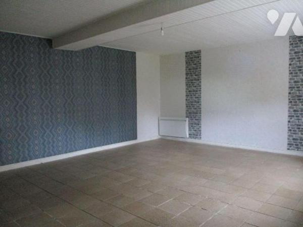 En campagne, maison d'habitation comprenant :
- Au rez-de-chaussée : entrée-cuisine aménagée e...