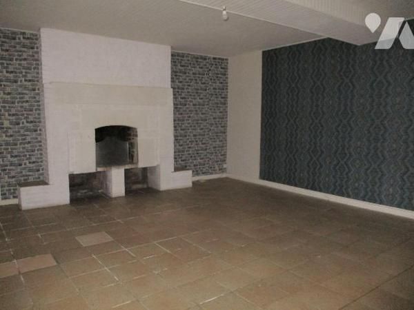 En campagne, maison d'habitation comprenant :
- Au rez-de-chaussée : entrée-cuisine aménagée e...