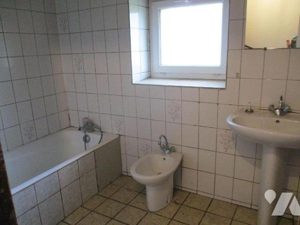 En campagne, maison d'habitation comprenant :
- Au rez-de-chaussée : entrée-cuisine aménagée e...