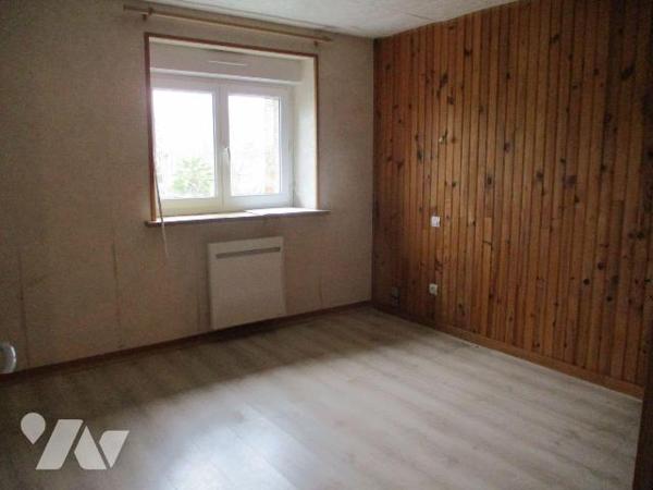 En campagne, maison d'habitation comprenant :
- Au rez-de-chaussée : entrée-cuisine aménagée e...