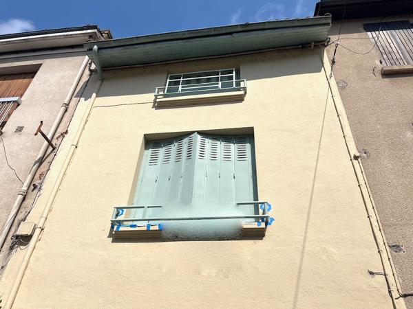 Villeneuve sur Lot, appartement T3 en duplex de 61 m² situé dans une rue calme du centre historique. Il se compose au rez-de-chaussée d'une entrée, au 1er étage d'un séjour avec cuisine fermée équipée, au deuxième étage de deux chambres et une salle de ba , Villeneuve sur lot