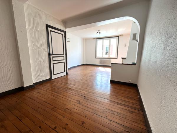 Villeneuve sur Lot, appartement T3 en duplex de 61 m² situé dans une rue calme du centre historique. Il se compose au rez-de-chaussée d'une entrée, au 1er étage d'un séjour avec cuisine fermée équipée, au deuxième étage de deux chambres et une salle de ba , Villeneuve sur lot
