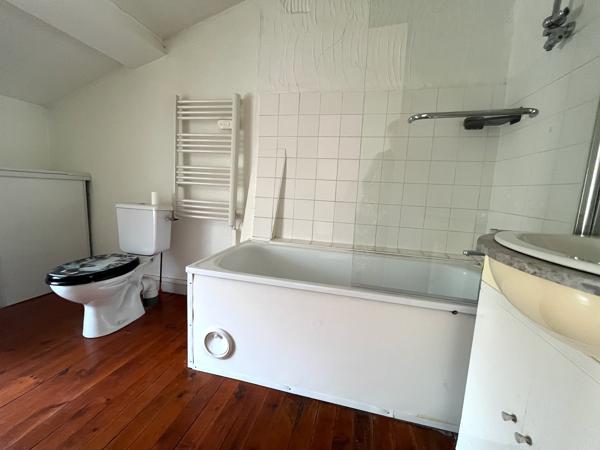 Villeneuve sur Lot, appartement T3 en duplex de 61 m² situé dans une rue calme du centre historique. Il se compose au rez-de-chaussée d'une entrée, au 1er étage d'un séjour avec cuisine fermée équipée, au deuxième étage de deux chambres et une salle de ba , Villeneuve sur lot