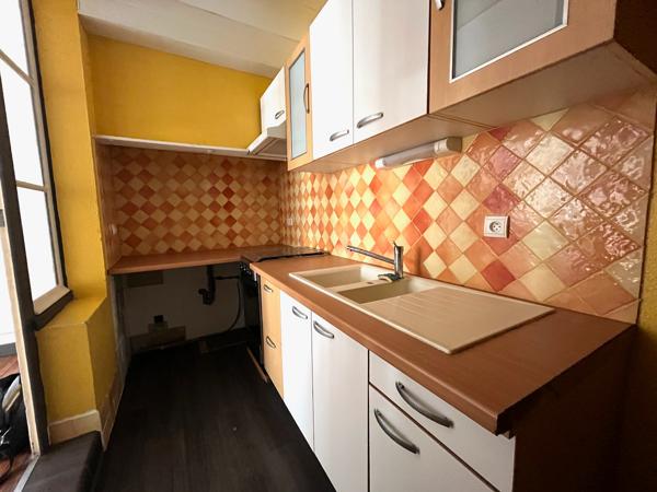 Villeneuve sur Lot, appartement T3 en duplex de 61 m² situé dans une rue calme du centre historique. Il se compose au rez-de-chaussée d'une entrée, au 1er étage d'un séjour avec cuisine fermée équipée, au deuxième étage de deux chambres et une salle de ba , Villeneuve sur lot