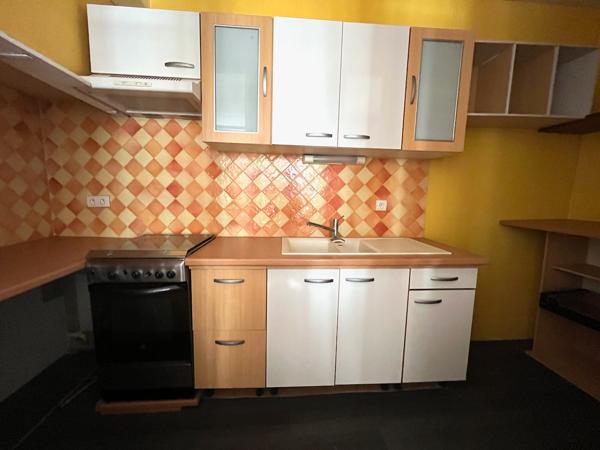 Villeneuve sur Lot, appartement T3 en duplex de 61 m² situé dans une rue calme du centre historique. Il se compose au rez-de-chaussée d'une entrée, au 1er étage d'un séjour avec cuisine fermée équipée, au deuxième étage de deux chambres et une salle de ba , Villeneuve sur lot