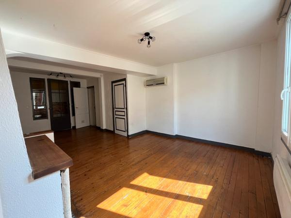 Villeneuve sur Lot, appartement T3 en duplex de 61 m² situé dans une rue calme du centre historique. Il se compose au rez-de-chaussée d'une entrée, au 1er étage d'un séjour avec cuisine fermée équipée, au deuxième étage de deux chambres et une salle de ba , Villeneuve sur lot