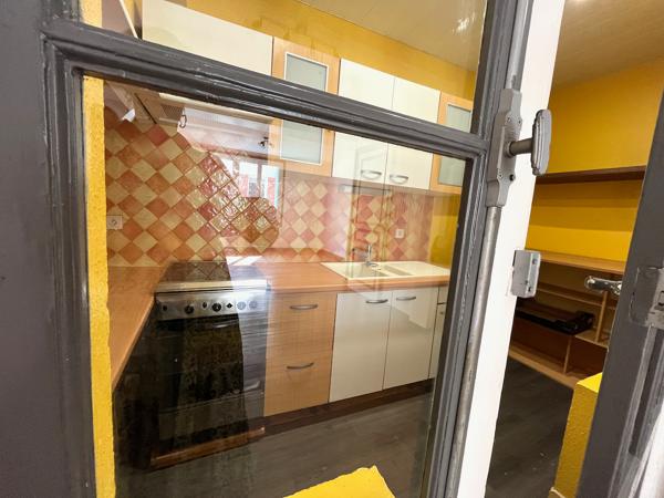 Villeneuve sur Lot, appartement T3 en duplex de 61 m² situé dans une rue calme du centre historique. Il se compose au rez-de-chaussée d'une entrée, au 1er étage d'un séjour avec cuisine fermée équipée, au deuxième étage de deux chambres et une salle de ba , Villeneuve sur lot