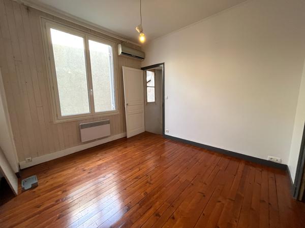 Villeneuve sur Lot, appartement T3 en duplex de 61 m² situé dans une rue calme du centre historique. Il se compose au rez-de-chaussée d'une entrée, au 1er étage d'un séjour avec cuisine fermée équipée, au deuxième étage de deux chambres et une salle de ba , Villeneuve sur lot