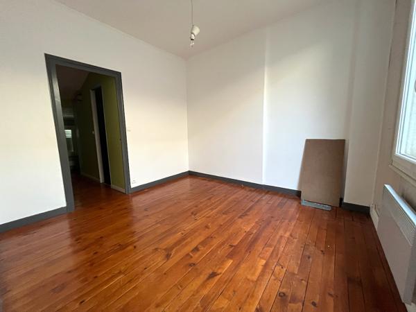 Villeneuve sur Lot, appartement T3 en duplex de 61 m² situé dans une rue calme du centre historique. Il se compose au rez-de-chaussée d'une entrée, au 1er étage d'un séjour avec cuisine fermée équipée, au deuxième étage de deux chambres et une salle de ba , Villeneuve sur lot