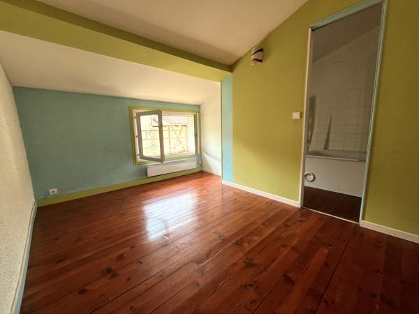 Villeneuve sur Lot, appartement T3 en duplex de 61 m² situé dans une rue calme du centre historique. Il se compose au rez-de-chaussée d'une entrée, au 1er étage d'un séjour avec cuisine fermée équipée, au deuxième étage de deux chambres et une salle de ba , Villeneuve sur lot