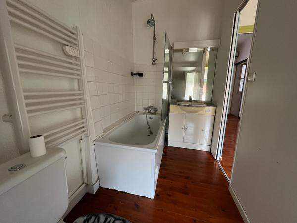 Villeneuve sur Lot, appartement T3 en duplex de 61 m² situé dans une rue calme du centre historique. Il se compose au rez-de-chaussée d'une entrée, au 1er étage d'un séjour avec cuisine fermée équipée, au deuxième étage de deux chambres et une salle de ba , Villeneuve sur lot