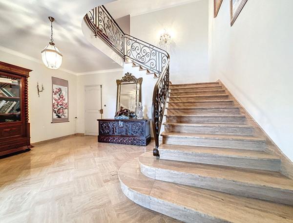 Bien exceptionnel de 410 m² habitables avec garages et grand jardin dans le Centre-Ville de Montauban