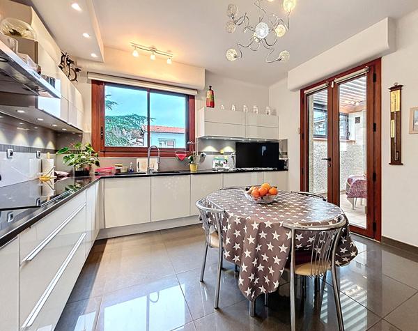 Bien exceptionnel de 410 m² habitables avec garages et grand jardin dans le Centre-Ville de Montauban