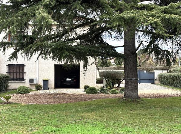 Bien exceptionnel de 410 m² habitables avec garages et grand jardin dans le Centre-Ville de Montauban