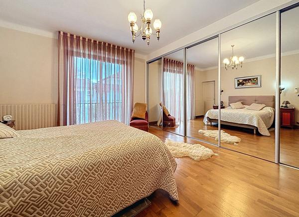 Bien exceptionnel de 410 m² habitables avec garages et grand jardin dans le Centre-Ville de Montauban