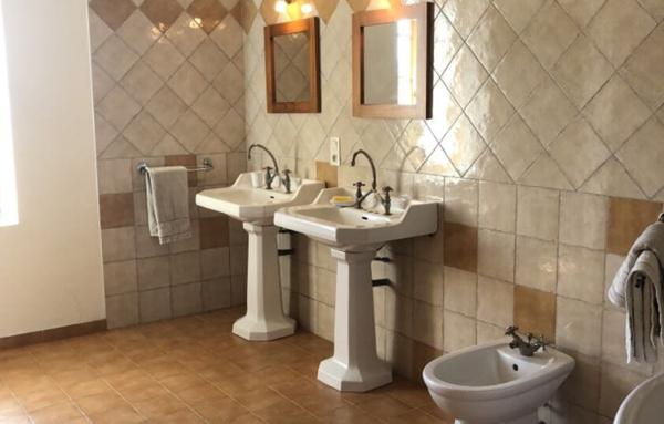 MAISON ET DOMAINE VITICOLE SUR 57 HECTARES - VIGNES EN AOP