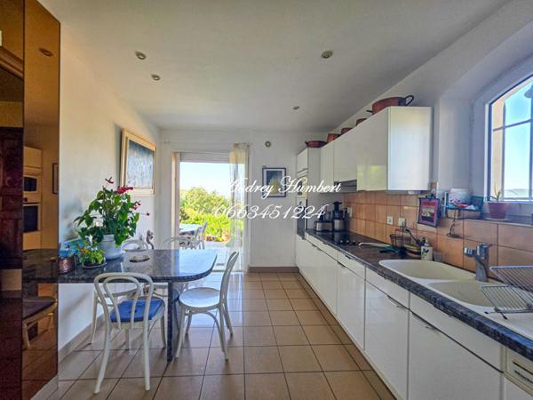 MANOSQUE, quartier prisé, BELLE MAISON d'ARCHI T4/5 avec VUE panoramique et volumes sur 1400 m²