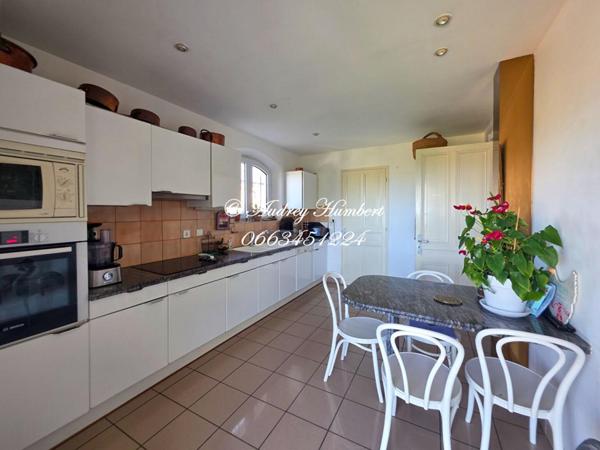 MANOSQUE, quartier prisé, BELLE MAISON d'ARCHI T4/5 avec VUE panoramique et volumes sur 1400 m²