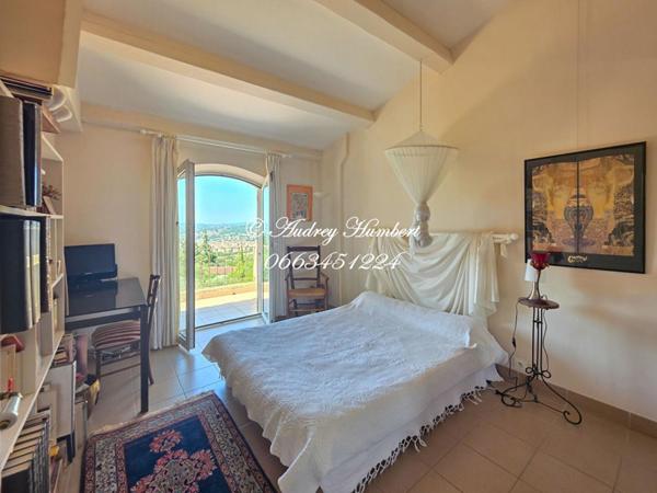 MANOSQUE, quartier prisé, BELLE MAISON d'ARCHI T4/5 avec VUE panoramique et volumes sur 1400 m²