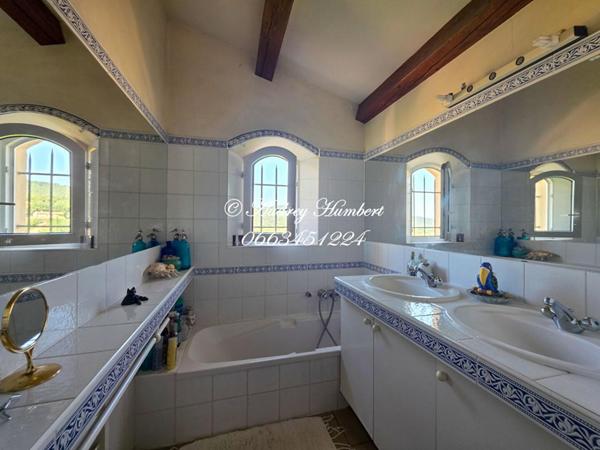 MANOSQUE, quartier prisé, BELLE MAISON d'ARCHI T4/5 avec VUE panoramique et volumes sur 1400 m²