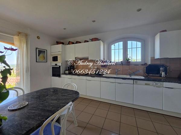 MANOSQUE, quartier prisé, BELLE MAISON d'ARCHI T4/5 avec VUE panoramique et volumes sur 1400 m²