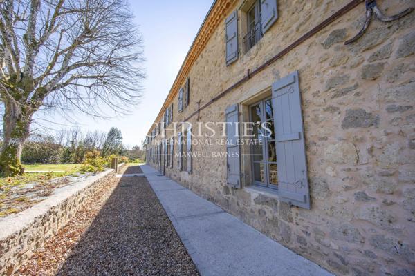 Manoir Seigneurial avec magnifique piscine et vues panoramiques