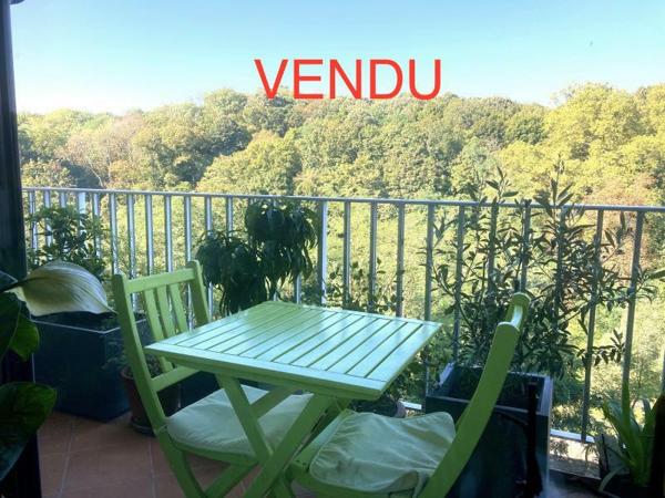 Appartement avec balcon sur verdure