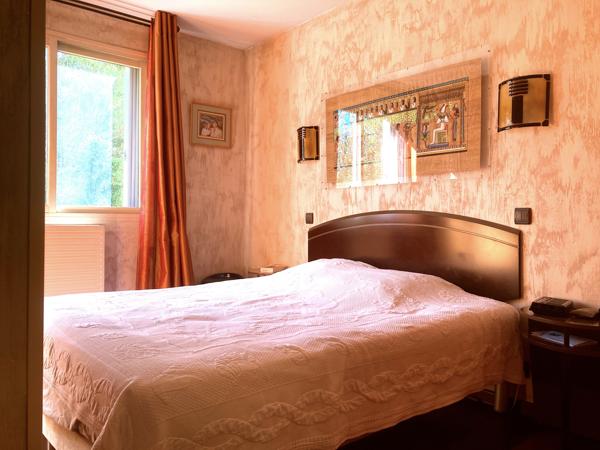 Appartement avec balcon sur verdure