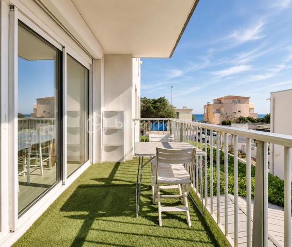 PALAVAS-LES-FLOTS – RIVE GAUCHE – T3 DE 53,28 m² AVEC TERRASSE ET VUE MER

À quelques pas de la plage, sur le secteur très recherché de la Rive Gauche, découvrez ce bel appartement T3 de 53,28 m² situé au 1er étage d’une copropriété à taille humaine.

Baigné de lumière grâce à son exposition sud-ouest, il offre un cadre de vie agréable tout au long de l’année. Sa terrasse avec vue mer constitue un véritable prolongement de l’espace de vie, idéale pour profiter des beaux jours et de l’ambiance balnéaire de Palavas.

L’appartement se compose d’un séjour lumineux, d’une cuisine aménagée et équipée, de deux chambres avec rangements, d’une salle d’eau et de toilettes indépendantes.

Côté confort, vous apprécierez :
• La climatisation réversible
• Le double vitrage
• Les volets électriques dans la pièce de vie
• L’absence de travaux à prévoir

La copropriété est bien entretenue et les charges annuelles restent particulièrement maîtrisées (720 € par an comprenant eau froide et espace commun).

Les atouts du bien :
✓ Emplacement privilégié à deux pas de la plage (Deuxième ligne)
✓ Rive Gauche de Palavas-les-Flots
✓ Terrasse exposée sud-ouest
✓ Vue mer partielle
✓ Appartement lumineux
✓ Faibles charges de copropriété
✓ Ravalement de façade avec isolation par l’extérieur + isolation toiture récemment 
✓ Idéal résidence principale, secondaire ou investissement locatif

Un bien rare sur le secteur, alliant confort, luminosité et proximité immédiate de la mer.

À découvrir sans tarder.
