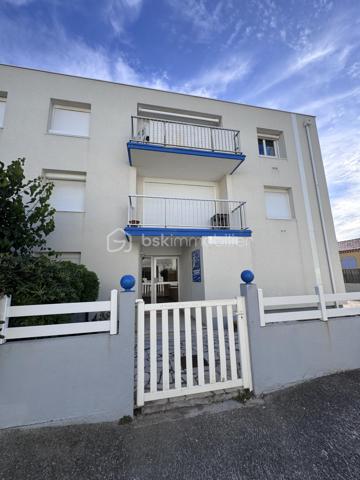 PALAVAS-LES-FLOTS – RIVE GAUCHE – T3 DE 53,28 m² AVEC TERRASSE ET VUE MER

À quelques pas de la plage, sur le secteur très recherché de la Rive Gauche, découvrez ce bel appartement T3 de 53,28 m² situé au 1er étage d’une copropriété à taille humaine.

Baigné de lumière grâce à son exposition sud-ouest, il offre un cadre de vie agréable tout au long de l’année. Sa terrasse avec vue mer constitue un véritable prolongement de l’espace de vie, idéale pour profiter des beaux jours et de l’ambiance balnéaire de Palavas.

L’appartement se compose d’un séjour lumineux, d’une cuisine aménagée et équipée, de deux chambres avec rangements, d’une salle d’eau et de toilettes indépendantes.

Côté confort, vous apprécierez :
• La climatisation réversible
• Le double vitrage
• Les volets électriques dans la pièce de vie
• L’absence de travaux à prévoir

La copropriété est bien entretenue et les charges annuelles restent particulièrement maîtrisées (720 € par an comprenant eau froide et espace commun).

Les atouts du bien :
✓ Emplacement privilégié à deux pas de la plage (Deuxième ligne)
✓ Rive Gauche de Palavas-les-Flots
✓ Terrasse exposée sud-ouest
✓ Vue mer partielle
✓ Appartement lumineux
✓ Faibles charges de copropriété
✓ Ravalement de façade avec isolation par l’extérieur + isolation toiture récemment 
✓ Idéal résidence principale, secondaire ou investissement locatif

Un bien rare sur le secteur, alliant confort, luminosité et proximité immédiate de la mer.

À découvrir sans tarder.