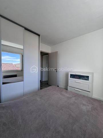 PALAVAS-LES-FLOTS – RIVE GAUCHE – T3 DE 53,28 m² AVEC TERRASSE ET VUE MER

À quelques pas de la plage, sur le secteur très recherché de la Rive Gauche, découvrez ce bel appartement T3 de 53,28 m² situé au 1er étage d’une copropriété à taille humaine.

Baigné de lumière grâce à son exposition sud-ouest, il offre un cadre de vie agréable tout au long de l’année. Sa terrasse avec vue mer constitue un véritable prolongement de l’espace de vie, idéale pour profiter des beaux jours et de l’ambiance balnéaire de Palavas.

L’appartement se compose d’un séjour lumineux, d’une cuisine aménagée et équipée, de deux chambres avec rangements, d’une salle d’eau et de toilettes indépendantes.

Côté confort, vous apprécierez :
• La climatisation réversible
• Le double vitrage
• Les volets électriques dans la pièce de vie
• L’absence de travaux à prévoir

La copropriété est bien entretenue et les charges annuelles restent particulièrement maîtrisées (720 € par an comprenant eau froide et espace commun).

Les atouts du bien :
✓ Emplacement privilégié à deux pas de la plage (Deuxième ligne)
✓ Rive Gauche de Palavas-les-Flots
✓ Terrasse exposée sud-ouest
✓ Vue mer partielle
✓ Appartement lumineux
✓ Faibles charges de copropriété
✓ Ravalement de façade avec isolation par l’extérieur + isolation toiture récemment 
✓ Idéal résidence principale, secondaire ou investissement locatif

Un bien rare sur le secteur, alliant confort, luminosité et proximité immédiate de la mer.

À découvrir sans tarder.