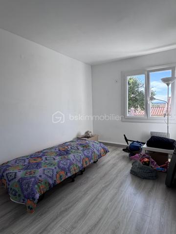 PALAVAS-LES-FLOTS – RIVE GAUCHE – T3 DE 53,28 m² AVEC TERRASSE ET VUE MER

À quelques pas de la plage, sur le secteur très recherché de la Rive Gauche, découvrez ce bel appartement T3 de 53,28 m² situé au 1er étage d’une copropriété à taille humaine.

Baigné de lumière grâce à son exposition sud-ouest, il offre un cadre de vie agréable tout au long de l’année. Sa terrasse avec vue mer constitue un véritable prolongement de l’espace de vie, idéale pour profiter des beaux jours et de l’ambiance balnéaire de Palavas.

L’appartement se compose d’un séjour lumineux, d’une cuisine aménagée et équipée, de deux chambres avec rangements, d’une salle d’eau et de toilettes indépendantes.

Côté confort, vous apprécierez :
• La climatisation réversible
• Le double vitrage
• Les volets électriques dans la pièce de vie
• L’absence de travaux à prévoir

La copropriété est bien entretenue et les charges annuelles restent particulièrement maîtrisées (720 € par an comprenant eau froide et espace commun).

Les atouts du bien :
✓ Emplacement privilégié à deux pas de la plage (Deuxième ligne)
✓ Rive Gauche de Palavas-les-Flots
✓ Terrasse exposée sud-ouest
✓ Vue mer partielle
✓ Appartement lumineux
✓ Faibles charges de copropriété
✓ Ravalement de façade avec isolation par l’extérieur + isolation toiture récemment 
✓ Idéal résidence principale, secondaire ou investissement locatif

Un bien rare sur le secteur, alliant confort, luminosité et proximité immédiate de la mer.

À découvrir sans tarder.