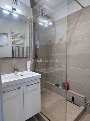PALAVAS-LES-FLOTS – RIVE GAUCHE – T3 DE 53,28 m² AVEC TERRASSE ET VUE MER

À quelques pas de la plage, sur le secteur très recherché de la Rive Gauche, découvrez ce bel appartement T3 de 53,28 m² situé au 1er étage d’une copropriété à taille humaine.

Baigné de lumière grâce à son exposition sud-ouest, il offre un cadre de vie agréable tout au long de l’année. Sa terrasse avec vue mer constitue un véritable prolongement de l’espace de vie, idéale pour profiter des beaux jours et de l’ambiance balnéaire de Palavas.

L’appartement se compose d’un séjour lumineux, d’une cuisine aménagée et équipée, de deux chambres avec rangements, d’une salle d’eau et de toilettes indépendantes.

Côté confort, vous apprécierez :
• La climatisation réversible
• Le double vitrage
• Les volets électriques dans la pièce de vie
• L’absence de travaux à prévoir

La copropriété est bien entretenue et les charges annuelles restent particulièrement maîtrisées (720 € par an comprenant eau froide et espace commun).

Les atouts du bien :
✓ Emplacement privilégié à deux pas de la plage (Deuxième ligne)
✓ Rive Gauche de Palavas-les-Flots
✓ Terrasse exposée sud-ouest
✓ Vue mer partielle
✓ Appartement lumineux
✓ Faibles charges de copropriété
✓ Ravalement de façade avec isolation par l’extérieur + isolation toiture récemment 
✓ Idéal résidence principale, secondaire ou investissement locatif

Un bien rare sur le secteur, alliant confort, luminosité et proximité immédiate de la mer.

À découvrir sans tarder.