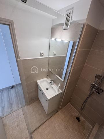 PALAVAS-LES-FLOTS – RIVE GAUCHE – T3 DE 53,28 m² AVEC TERRASSE ET VUE MER

À quelques pas de la plage, sur le secteur très recherché de la Rive Gauche, découvrez ce bel appartement T3 de 53,28 m² situé au 1er étage d’une copropriété à taille humaine.

Baigné de lumière grâce à son exposition sud-ouest, il offre un cadre de vie agréable tout au long de l’année. Sa terrasse avec vue mer constitue un véritable prolongement de l’espace de vie, idéale pour profiter des beaux jours et de l’ambiance balnéaire de Palavas.

L’appartement se compose d’un séjour lumineux, d’une cuisine aménagée et équipée, de deux chambres avec rangements, d’une salle d’eau et de toilettes indépendantes.

Côté confort, vous apprécierez :
• La climatisation réversible
• Le double vitrage
• Les volets électriques dans la pièce de vie
• L’absence de travaux à prévoir

La copropriété est bien entretenue et les charges annuelles restent particulièrement maîtrisées (720 € par an comprenant eau froide et espace commun).

Les atouts du bien :
✓ Emplacement privilégié à deux pas de la plage (Deuxième ligne)
✓ Rive Gauche de Palavas-les-Flots
✓ Terrasse exposée sud-ouest
✓ Vue mer partielle
✓ Appartement lumineux
✓ Faibles charges de copropriété
✓ Ravalement de façade avec isolation par l’extérieur + isolation toiture récemment 
✓ Idéal résidence principale, secondaire ou investissement locatif

Un bien rare sur le secteur, alliant confort, luminosité et proximité immédiate de la mer.

À découvrir sans tarder.