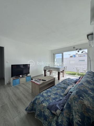 PALAVAS-LES-FLOTS – RIVE GAUCHE – T3 DE 53,28 m² AVEC TERRASSE ET VUE MER

À quelques pas de la plage, sur le secteur très recherché de la Rive Gauche, découvrez ce bel appartement T3 de 53,28 m² situé au 1er étage d’une copropriété à taille humaine.

Baigné de lumière grâce à son exposition sud-ouest, il offre un cadre de vie agréable tout au long de l’année. Sa terrasse avec vue mer constitue un véritable prolongement de l’espace de vie, idéale pour profiter des beaux jours et de l’ambiance balnéaire de Palavas.

L’appartement se compose d’un séjour lumineux, d’une cuisine aménagée et équipée, de deux chambres avec rangements, d’une salle d’eau et de toilettes indépendantes.

Côté confort, vous apprécierez :
• La climatisation réversible
• Le double vitrage
• Les volets électriques dans la pièce de vie
• L’absence de travaux à prévoir

La copropriété est bien entretenue et les charges annuelles restent particulièrement maîtrisées (720 € par an comprenant eau froide et espace commun).

Les atouts du bien :
✓ Emplacement privilégié à deux pas de la plage (Deuxième ligne)
✓ Rive Gauche de Palavas-les-Flots
✓ Terrasse exposée sud-ouest
✓ Vue mer partielle
✓ Appartement lumineux
✓ Faibles charges de copropriété
✓ Ravalement de façade avec isolation par l’extérieur + isolation toiture récemment 
✓ Idéal résidence principale, secondaire ou investissement locatif

Un bien rare sur le secteur, alliant confort, luminosité et proximité immédiate de la mer.

À découvrir sans tarder.