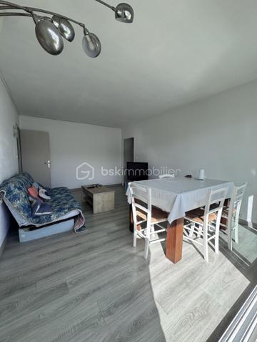 PALAVAS-LES-FLOTS – RIVE GAUCHE – T3 DE 53,28 m² AVEC TERRASSE ET VUE MER

À quelques pas de la plage, sur le secteur très recherché de la Rive Gauche, découvrez ce bel appartement T3 de 53,28 m² situé au 1er étage d’une copropriété à taille humaine.

Baigné de lumière grâce à son exposition sud-ouest, il offre un cadre de vie agréable tout au long de l’année. Sa terrasse avec vue mer constitue un véritable prolongement de l’espace de vie, idéale pour profiter des beaux jours et de l’ambiance balnéaire de Palavas.

L’appartement se compose d’un séjour lumineux, d’une cuisine aménagée et équipée, de deux chambres avec rangements, d’une salle d’eau et de toilettes indépendantes.

Côté confort, vous apprécierez :
• La climatisation réversible
• Le double vitrage
• Les volets électriques dans la pièce de vie
• L’absence de travaux à prévoir

La copropriété est bien entretenue et les charges annuelles restent particulièrement maîtrisées (720 € par an comprenant eau froide et espace commun).

Les atouts du bien :
✓ Emplacement privilégié à deux pas de la plage (Deuxième ligne)
✓ Rive Gauche de Palavas-les-Flots
✓ Terrasse exposée sud-ouest
✓ Vue mer partielle
✓ Appartement lumineux
✓ Faibles charges de copropriété
✓ Ravalement de façade avec isolation par l’extérieur + isolation toiture récemment 
✓ Idéal résidence principale, secondaire ou investissement locatif

Un bien rare sur le secteur, alliant confort, luminosité et proximité immédiate de la mer.

À découvrir sans tarder.