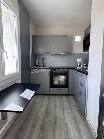 PALAVAS-LES-FLOTS – RIVE GAUCHE – T3 DE 53,28 m² AVEC TERRASSE ET VUE MER

À quelques pas de la plage, sur le secteur très recherché de la Rive Gauche, découvrez ce bel appartement T3 de 53,28 m² situé au 1er étage d’une copropriété à taille humaine.

Baigné de lumière grâce à son exposition sud-ouest, il offre un cadre de vie agréable tout au long de l’année. Sa terrasse avec vue mer constitue un véritable prolongement de l’espace de vie, idéale pour profiter des beaux jours et de l’ambiance balnéaire de Palavas.

L’appartement se compose d’un séjour lumineux, d’une cuisine aménagée et équipée, de deux chambres avec rangements, d’une salle d’eau et de toilettes indépendantes.

Côté confort, vous apprécierez :
• La climatisation réversible
• Le double vitrage
• Les volets électriques dans la pièce de vie
• L’absence de travaux à prévoir

La copropriété est bien entretenue et les charges annuelles restent particulièrement maîtrisées (720 € par an comprenant eau froide et espace commun).

Les atouts du bien :
✓ Emplacement privilégié à deux pas de la plage (Deuxième ligne)
✓ Rive Gauche de Palavas-les-Flots
✓ Terrasse exposée sud-ouest
✓ Vue mer partielle
✓ Appartement lumineux
✓ Faibles charges de copropriété
✓ Ravalement de façade avec isolation par l’extérieur + isolation toiture récemment 
✓ Idéal résidence principale, secondaire ou investissement locatif

Un bien rare sur le secteur, alliant confort, luminosité et proximité immédiate de la mer.

À découvrir sans tarder.